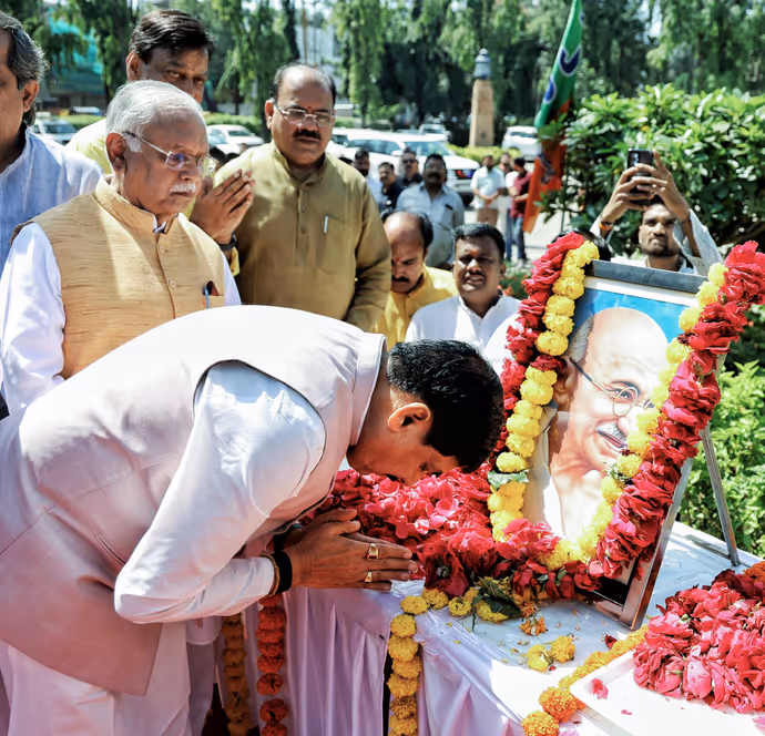 गांधी जयंती पर बापू को नमन की 15 तस्वीरें: PM मोदी से राहुल गांधी तक, तमाम नेताओं ने दी श्रद्धांजलि