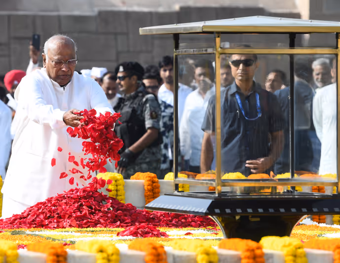 गांधी जयंती पर बापू को नमन की 15 तस्वीरें: PM मोदी से राहुल गांधी तक, तमाम नेताओं ने दी श्रद्धांजलि