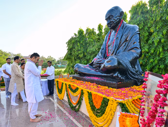 गांधी जयंती पर बापू को नमन की 15 तस्वीरें: PM मोदी से राहुल गांधी तक, तमाम नेताओं ने दी श्रद्धांजलि