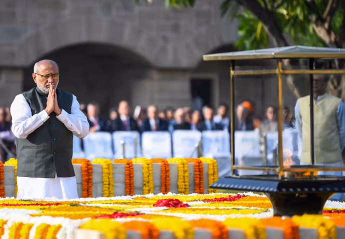 गांधी जयंती पर बापू को नमन की 15 तस्वीरें: PM मोदी से राहुल गांधी तक, तमाम नेताओं ने दी श्रद्धांजलि