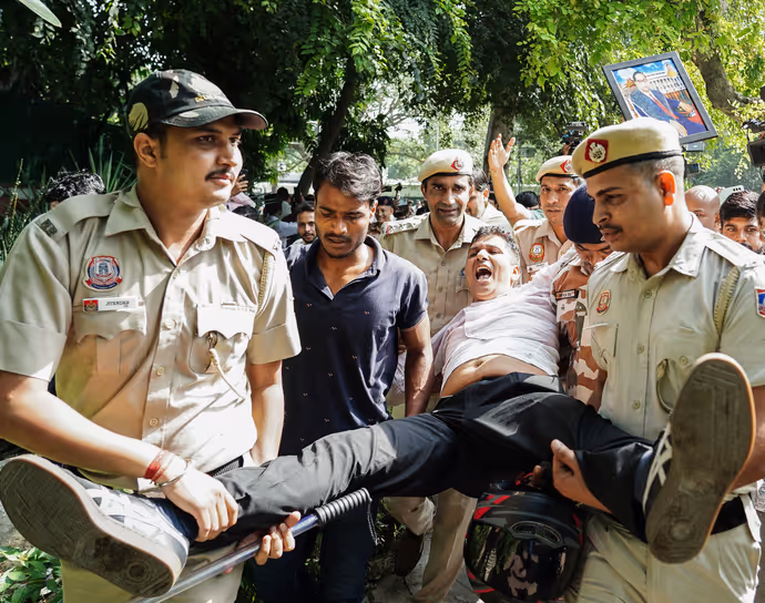 SIR प्रोटेस्ट की 15 PHOTO: कहीं गोद में उठाया तो कहीं घसीटा, देशभर में ज्ञानेश कुमार के विरोध की तस्वीरें