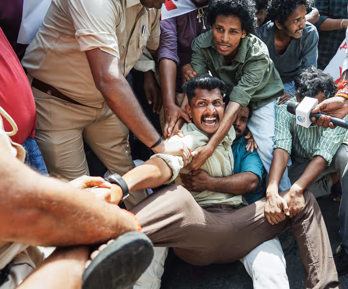 SIR प्रोटेस्ट की 15 PHOTO: कहीं गोद में उठाया तो कहीं घसीटा, देशभर में ज्ञानेश कुमार के विरोध की तस्वीरें