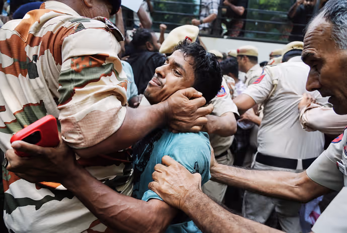 SIR प्रोटेस्ट की 15 PHOTO: कहीं गोद में उठाया तो कहीं घसीटा, देशभर में ज्ञानेश कुमार के विरोध की तस्वीरें