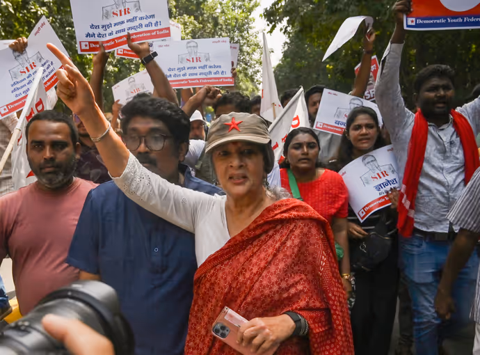 SIR प्रोटेस्ट की 15 PHOTO: कहीं गोद में उठाया तो कहीं घसीटा, देशभर में ज्ञानेश कुमार के विरोध की तस्वीरें