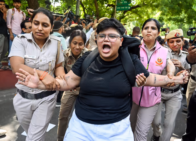 SIR प्रोटेस्ट की 15 PHOTO: कहीं गोद में उठाया तो कहीं घसीटा, देशभर में ज्ञानेश कुमार के विरोध की तस्वीरें