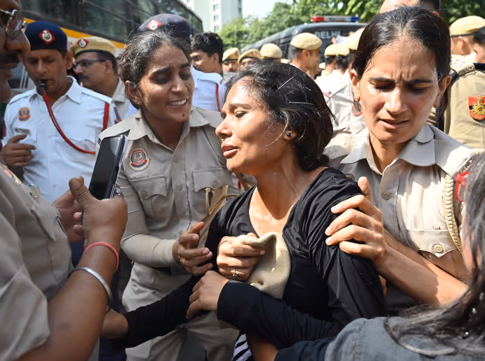 SIR प्रोटेस्ट की 15 PHOTO: कहीं गोद में उठाया तो कहीं घसीटा, देशभर में ज्ञानेश कुमार के विरोध की तस्वीरें