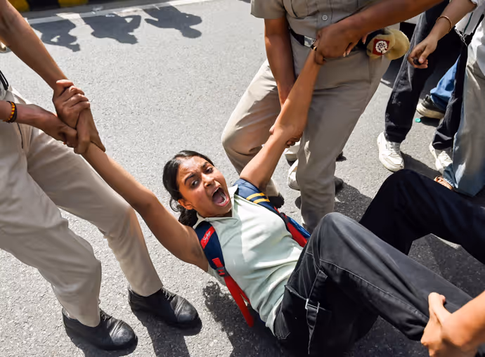 SIR प्रोटेस्ट की 15 PHOTO: कहीं गोद में उठाया तो कहीं घसीटा, देशभर में ज्ञानेश कुमार के विरोध की तस्वीरें