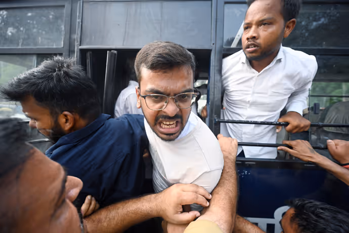 SIR प्रोटेस्ट की 15 PHOTO: कहीं गोद में उठाया तो कहीं घसीटा, देशभर में ज्ञानेश कुमार के विरोध की तस्वीरें