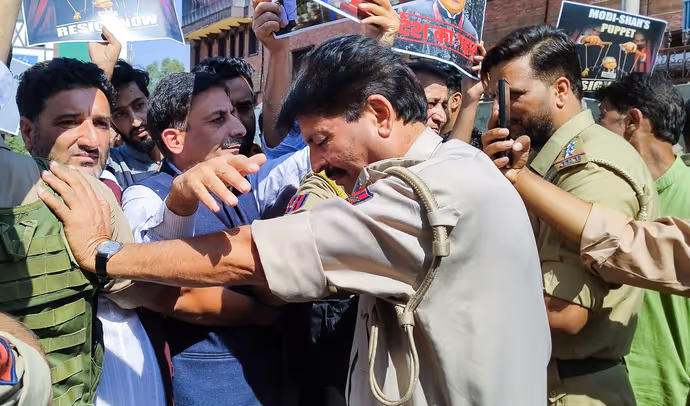 SIR प्रोटेस्ट की 15 PHOTO: कहीं गोद में उठाया तो कहीं घसीटा, देशभर में ज्ञानेश कुमार के विरोध की तस्वीरें