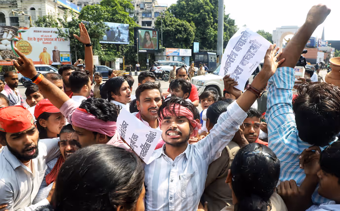 SIR प्रोटेस्ट की 15 PHOTO: कहीं गोद में उठाया तो कहीं घसीटा, देशभर में ज्ञानेश कुमार के विरोध की तस्वीरें