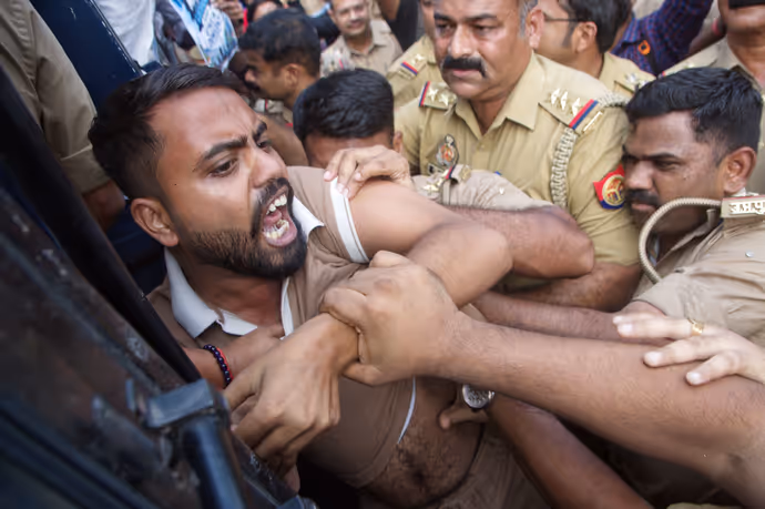 SIR प्रोटेस्ट की 15 PHOTO: कहीं गोद में उठाया तो कहीं घसीटा, देशभर में ज्ञानेश कुमार के विरोध की तस्वीरें
