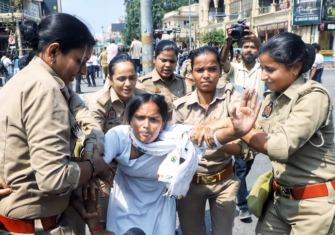 SIR प्रोटेस्ट की 15 PHOTO: कहीं गोद में उठाया तो कहीं घसीटा, देशभर में ज्ञानेश कुमार के विरोध की तस्वीरें