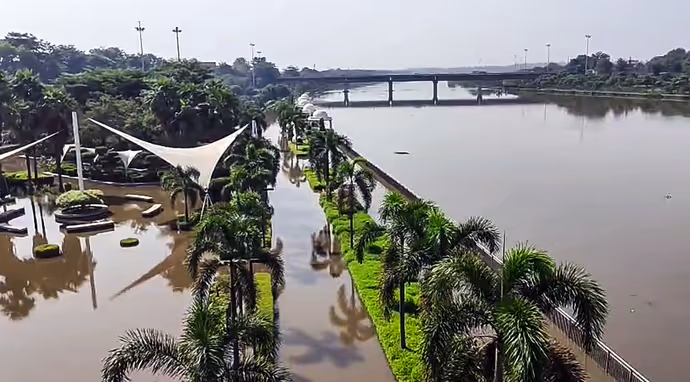 लखनऊ में जलप्रलय की 7 डरावनी तस्वीरें: 40 हजार घरों में भरा पानी...भयानक है हालात
