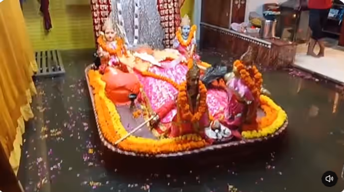 लखनऊ में जलप्रलय की 7 डरावनी तस्वीरें: 40 हजार घरों में भरा पानी...भयानक है हालात