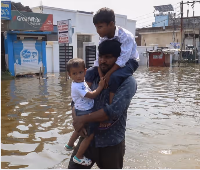 लखनऊ में जलप्रलय की 7 डरावनी तस्वीरें: 40 हजार घरों में भरा पानी...भयानक है हालात