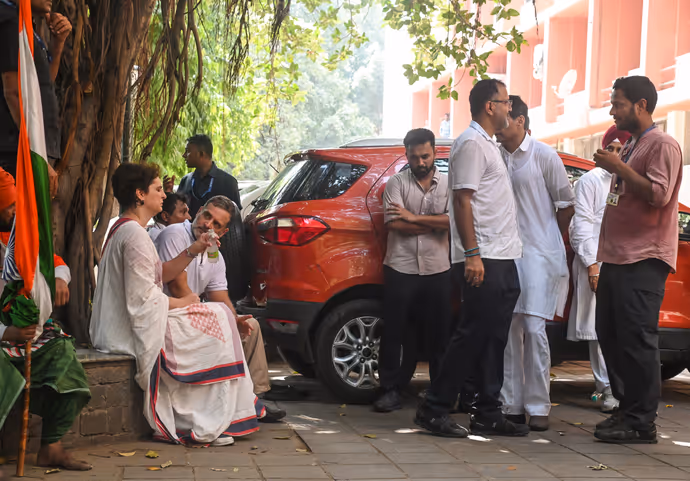 Gyanesh Kumar के खिलाफ राहुल-प्रियंका का हल्लाबोल, दिल्ली में INDIA Bloc के प्रदर्शन की 15 तस्वीर