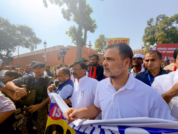 Gyanesh Kumar के खिलाफ राहुल-प्रियंका का हल्लाबोल, दिल्ली में INDIA Bloc के प्रदर्शन की 15 तस्वीर