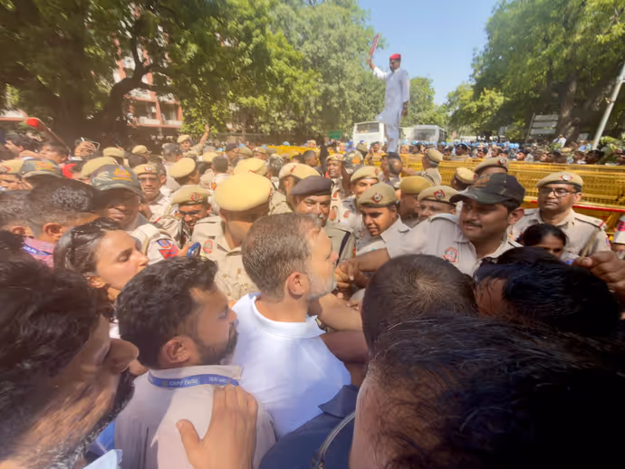 Gyanesh Kumar के खिलाफ राहुल-प्रियंका का हल्लाबोल, दिल्ली में INDIA Bloc के प्रदर्शन की 15 तस्वीर