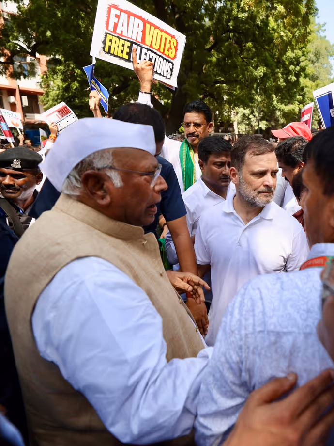 Gyanesh Kumar के खिलाफ राहुल-प्रियंका का हल्लाबोल, दिल्ली में INDIA Bloc के प्रदर्शन की 15 तस्वीर