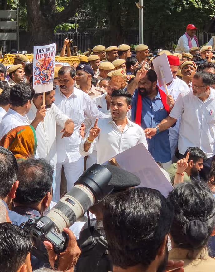 Gyanesh Kumar के खिलाफ राहुल-प्रियंका का हल्लाबोल, दिल्ली में INDIA Bloc के प्रदर्शन की 15 तस्वीर