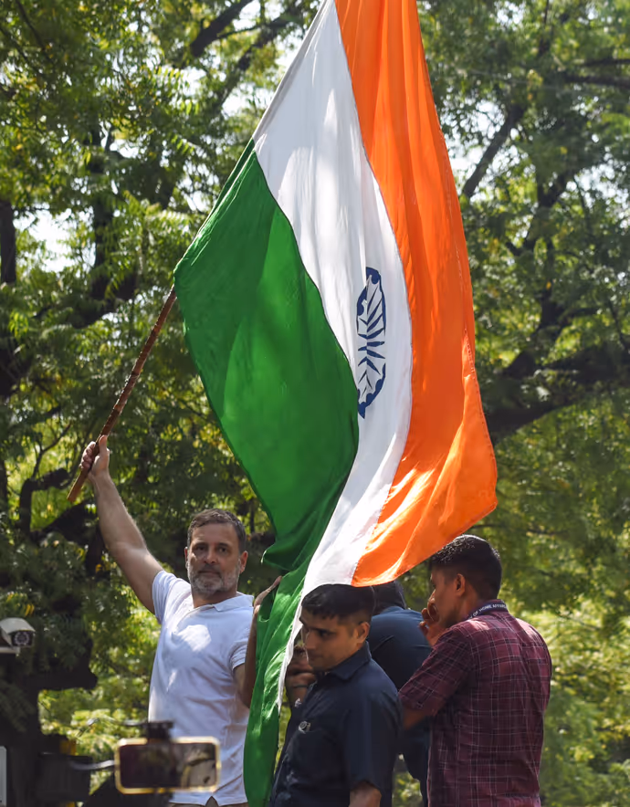 INDIA Bloc Protest की 15 तस्वीरें: राहुल गांधी ने बैरिकेड पर चढ़कर लहराया तिरंगा, प्रियंका संग पेड़ के नीचे बैठे