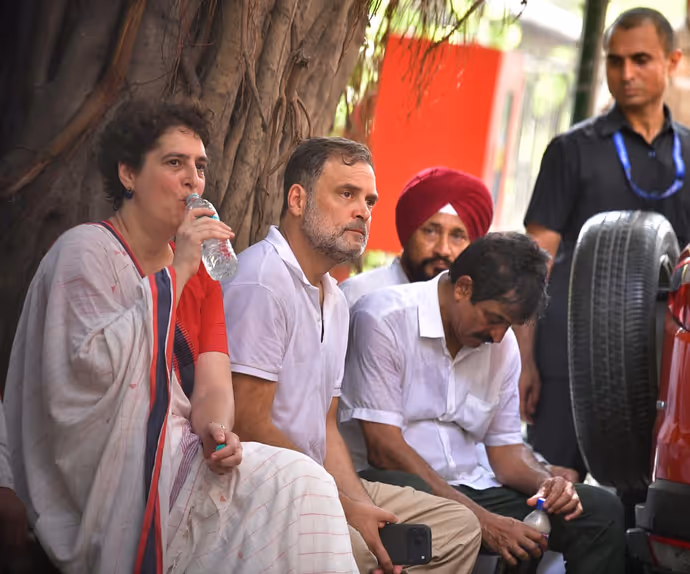 INDIA Bloc Protest की 15 तस्वीरें: राहुल गांधी ने बैरिकेड पर चढ़कर लहराया तिरंगा, प्रियंका संग पेड़ के नीचे बैठे