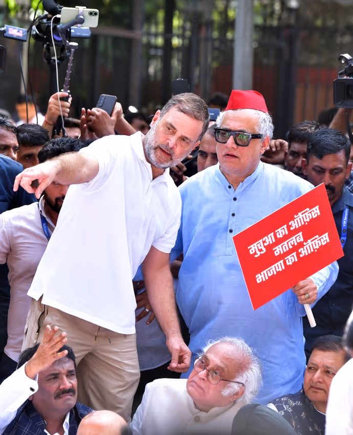 INDIA Bloc Protest की 15 तस्वीरें: राहुल गांधी ने बैरिकेड पर चढ़कर लहराया तिरंगा, प्रियंका संग पेड़ के नीचे बैठे