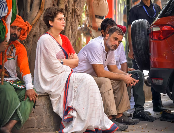 INDIA Bloc Protest की 15 तस्वीरें: राहुल गांधी ने बैरिकेड पर चढ़कर लहराया तिरंगा, प्रियंका संग पेड़ के नीचे बैठे