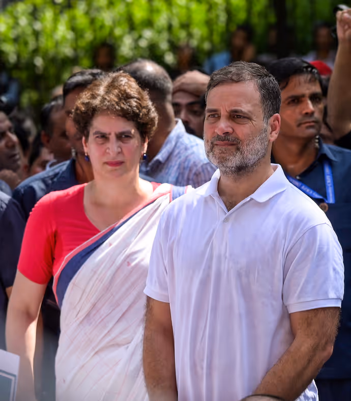 INDIA Bloc Protest की 15 तस्वीरें: राहुल गांधी ने बैरिकेड पर चढ़कर लहराया तिरंगा, प्रियंका संग पेड़ के नीचे बैठे