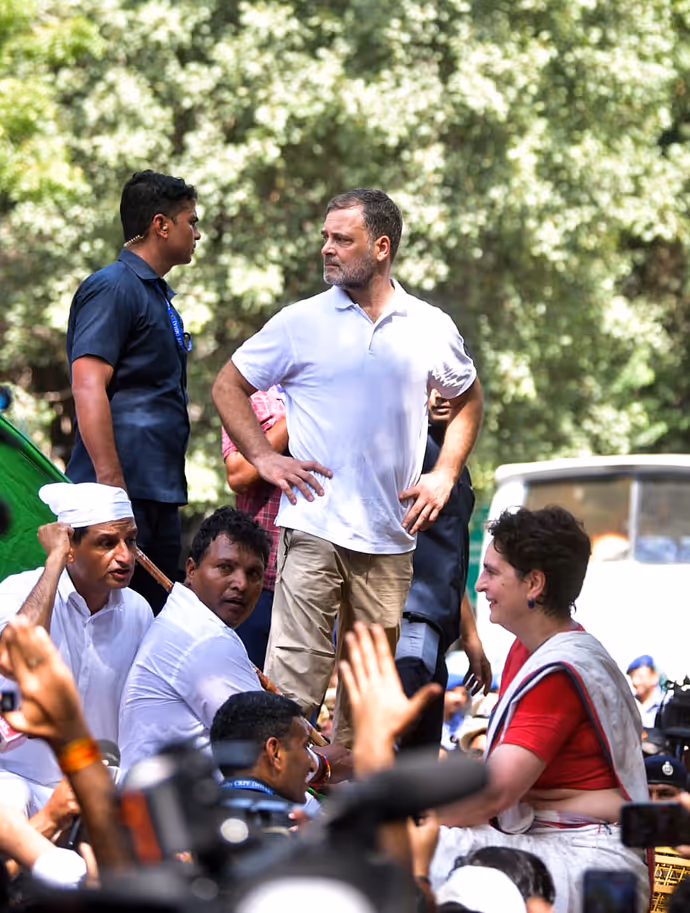 INDIA Bloc Protest की 15 तस्वीरें: राहुल गांधी ने बैरिकेड पर चढ़कर लहराया तिरंगा, प्रियंका संग पेड़ के नीचे बैठे