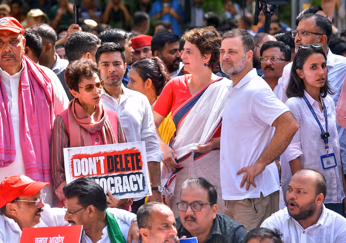INDIA Bloc Protest की 15 तस्वीरें: राहुल गांधी ने बैरिकेड पर चढ़कर लहराया तिरंगा, प्रियंका संग पेड़ के नीचे बैठे