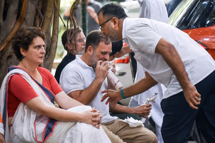 INDIA ब्लॉक प्रोटेस्ट की 12 तस्वीरें: उदास दिखीं प्रियंका तो कभी कंधे पर हाथ रखे नजर आए राहुल गांधी