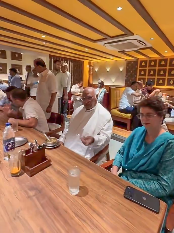 प्रियंका सड़क पर लेटीं, राहुल हिरासत में; लंच से धरने तक 7 तस्वीरों में जंतर-मंतर का हाल