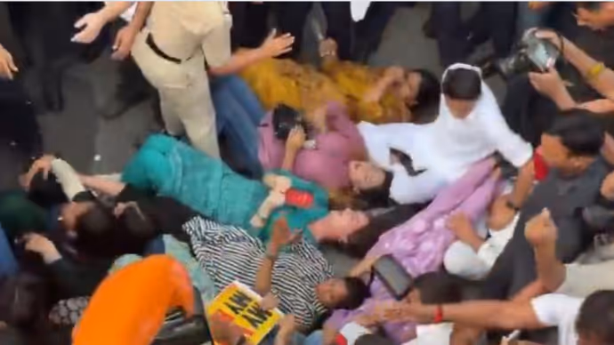 प्रियंका सड़क पर लेटीं, राहुल हिरासत में; लंच से धरने तक 7 तस्वीरों में जंतर-मंतर का हाल