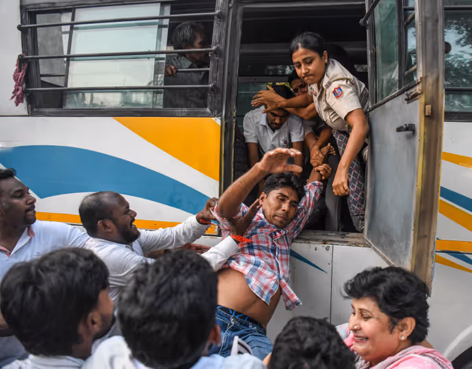 जंतर-मंतर हाईवोल्टेज ड्रामे की 10 PHOTO: इधर पुलिस मनाती रही, उधर इग्नोर करते रहे राहुल गांधी