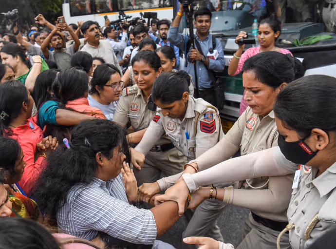 जंतर-मंतर हाईवोल्टेज ड्रामे की 10 PHOTO: इधर पुलिस मनाती रही, उधर इग्नोर करते रहे राहुल गांधी