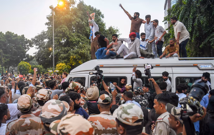 जंतर-मंतर हाईवोल्टेज ड्रामे की 10 PHOTO: इधर पुलिस मनाती रही, उधर इग्नोर करते रहे राहुल गांधी