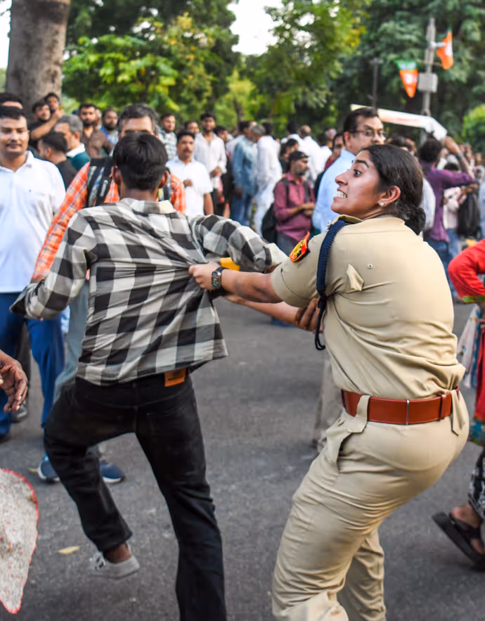 जंतर-मंतर हाईवोल्टेज ड्रामे की 10 PHOTO: इधर पुलिस मनाती रही, उधर इग्नोर करते रहे राहुल गांधी