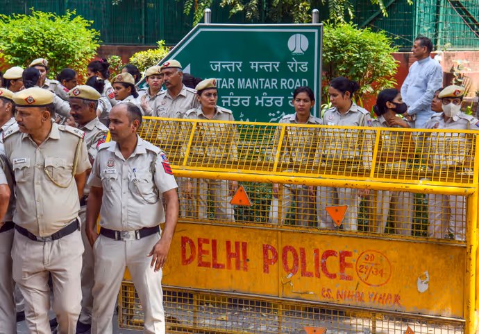 ‘कॉकरोच’ को रोकने के लिए कैसी है दिल्ली पुलिस की तैयारी? 10 तस्वीरों में देखें जंतर-मंतर का हाल