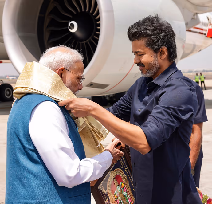 PM मोदी-CM विजय की मुलाकात की 10 तस्वीरें, एक खास मोमेंट पर ठहर गईं सबकी नजरें