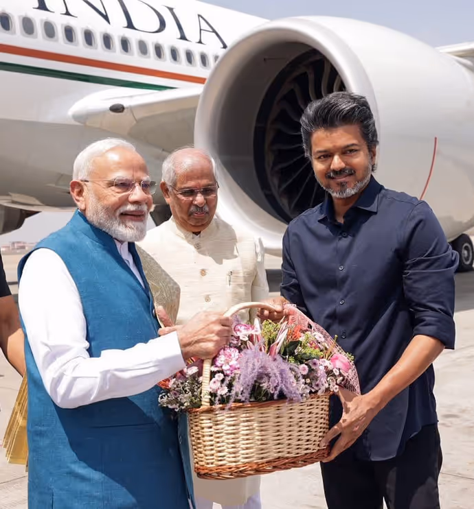 PM मोदी-CM विजय की मुलाकात की 10 तस्वीरें, एक खास मोमेंट पर ठहर गईं सबकी नजरें