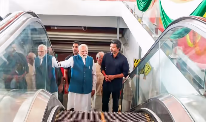PM मोदी-CM विजय की मुलाकात की 10 तस्वीरें, एक खास मोमेंट पर ठहर गईं सबकी नजरें
