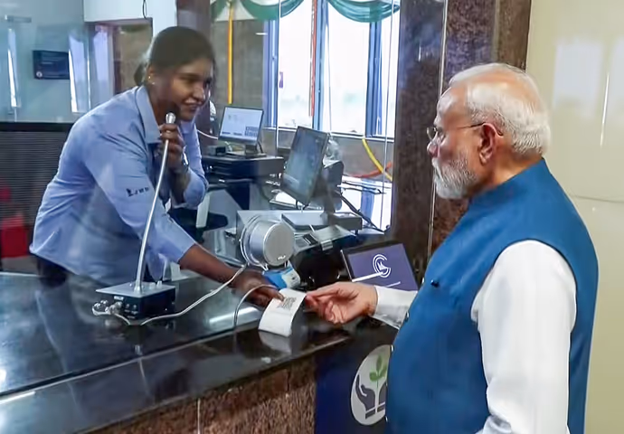 PM मोदी-CM विजय की मुलाकात की 10 तस्वीरें, एक खास मोमेंट पर ठहर गईं सबकी नजरें