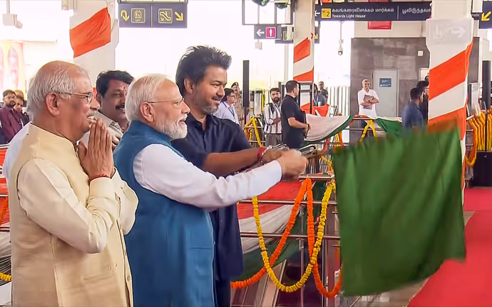 PM मोदी-CM विजय की मुलाकात की 10 तस्वीरें, एक खास मोमेंट पर ठहर गईं सबकी नजरें