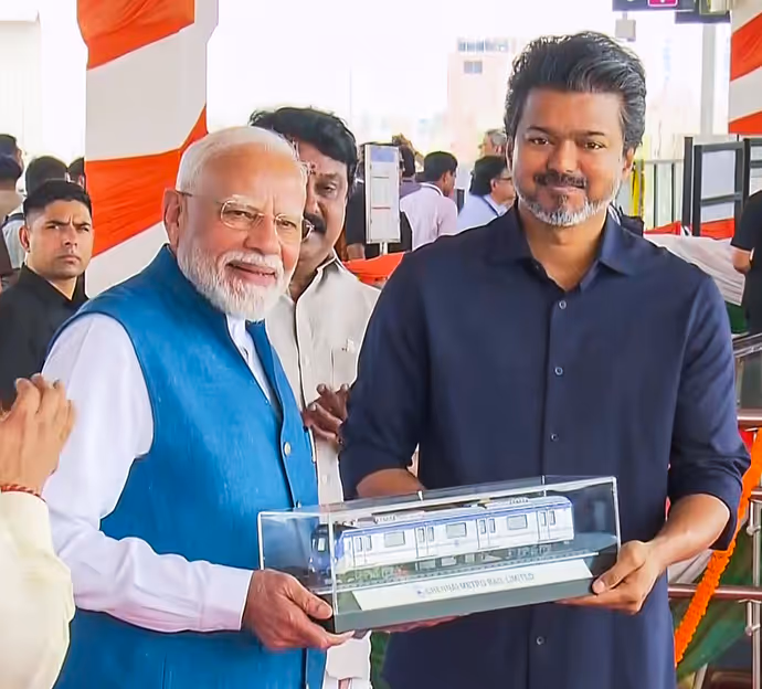 PM मोदी-CM विजय की मुलाकात की 10 तस्वीरें, एक खास मोमेंट पर ठहर गईं सबकी नजरें