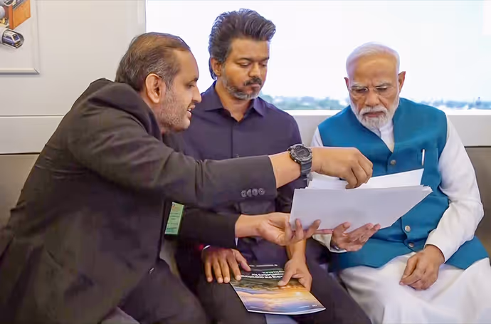 PM मोदी-CM विजय की मुलाकात की 10 तस्वीरें, एक खास मोमेंट पर ठहर गईं सबकी नजरें