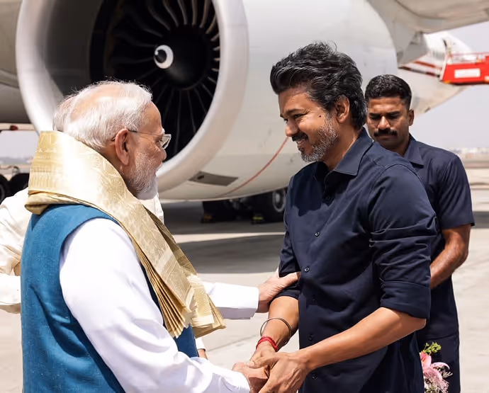 PM मोदी-CM विजय की मुलाकात की 10 तस्वीरें, एक खास मोमेंट पर ठहर गईं सबकी नजरें