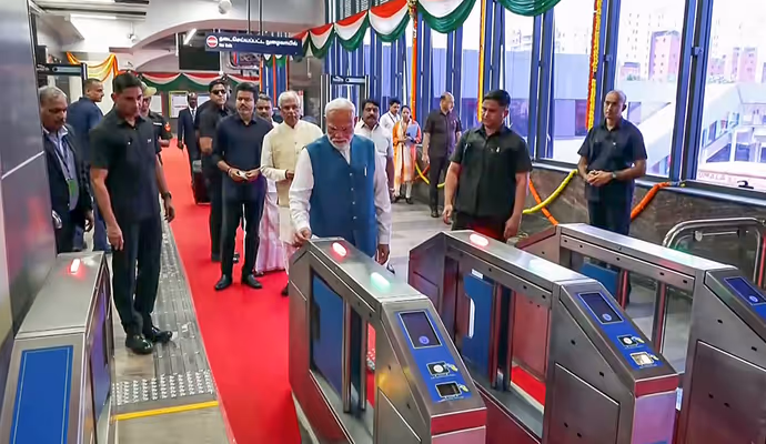 PM मोदी-CM विजय की मुलाकात की 10 तस्वीरें, एक खास मोमेंट पर ठहर गईं सबकी नजरें