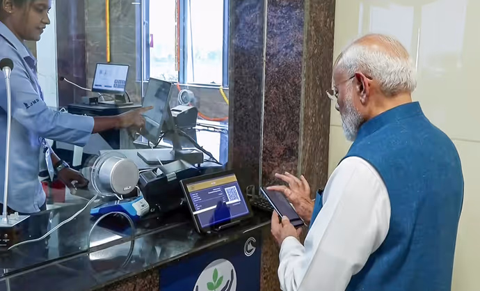 PM मोदी-CM विजय की मुलाकात की 10 तस्वीरें, एक खास मोमेंट पर ठहर गईं सबकी नजरें