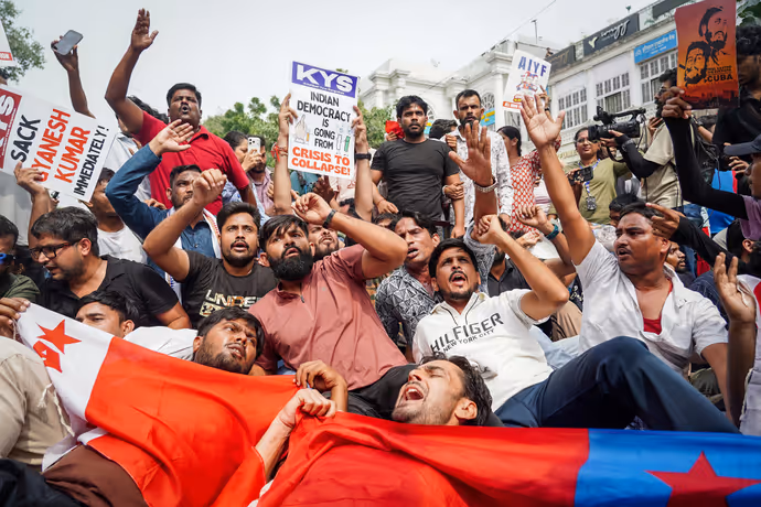 दिल्ली में दूसरे दिन प्रदर्शन की 10 ताजा तस्वीरें: जंतर-मंतर के बाद कनॉट प्लेस पर बवाल